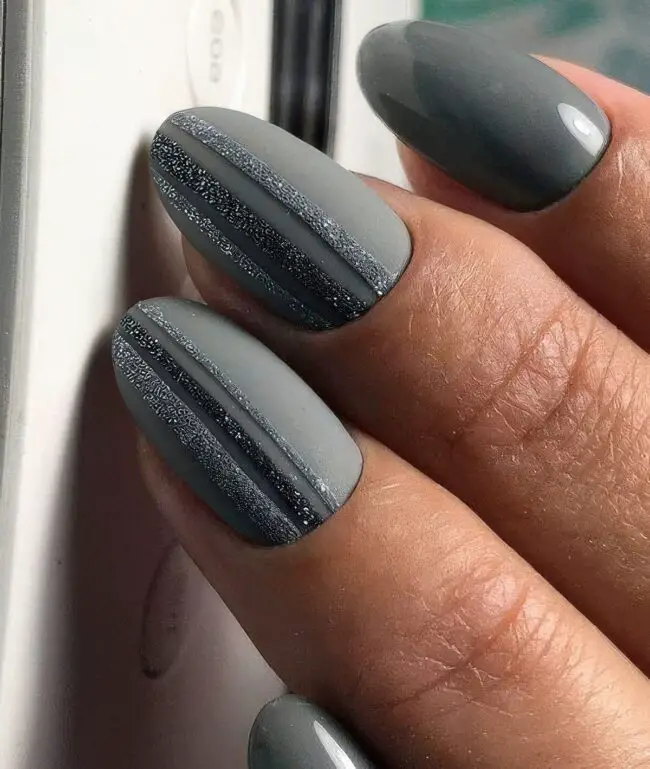 Chic Gray Glamour Nails