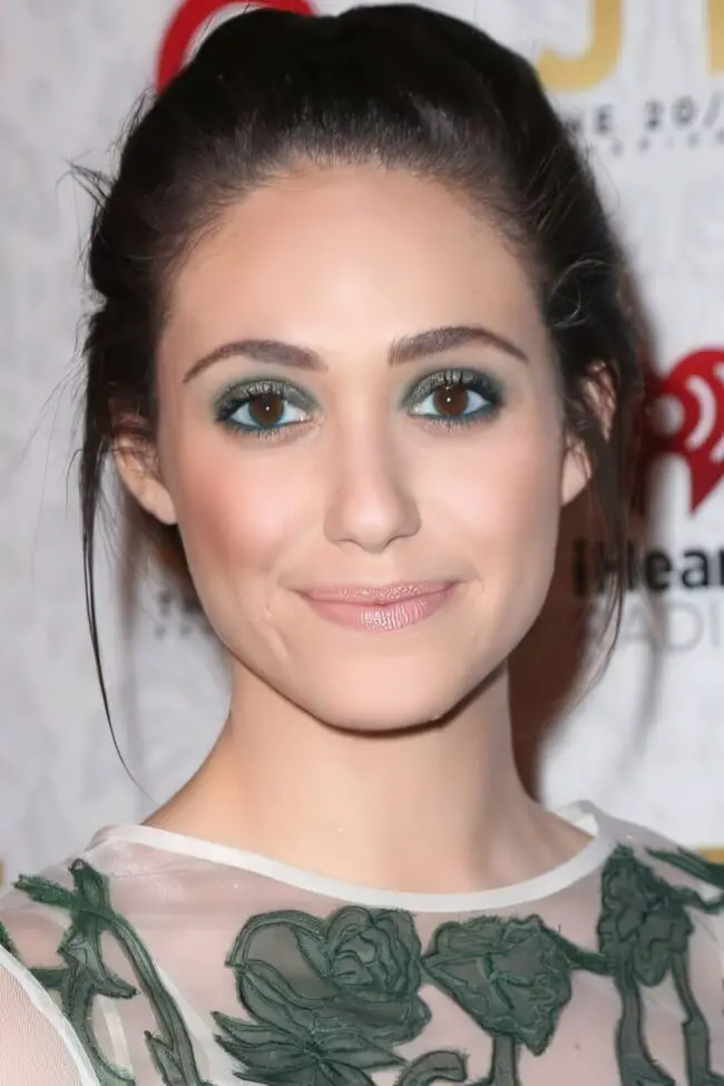 Deep Teal Eyeshadow with Nude Lips