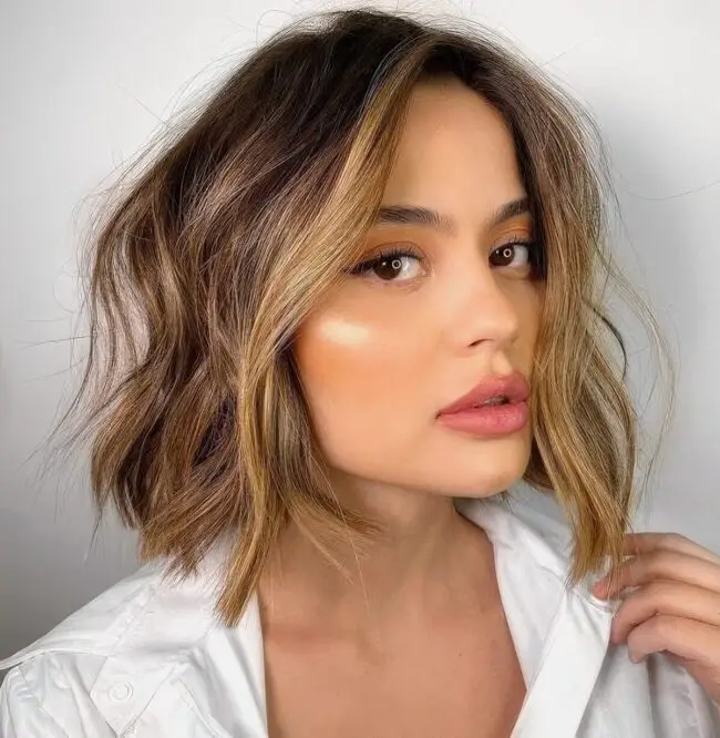 Wavy Bob with Caramel Highlights and Layers