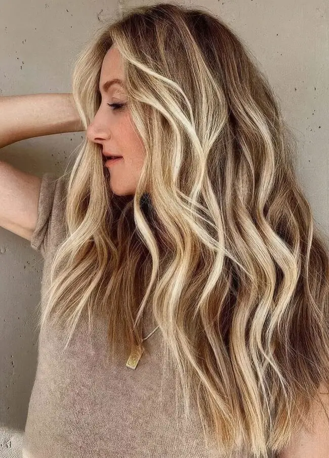 Golden Waves with Soft Movement
