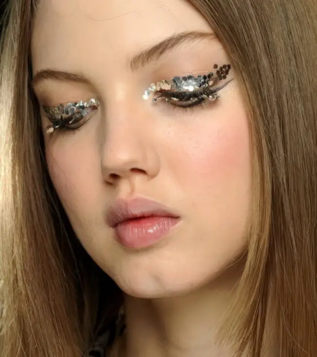 Sparkling Eyeshadow with Metallic Sequins