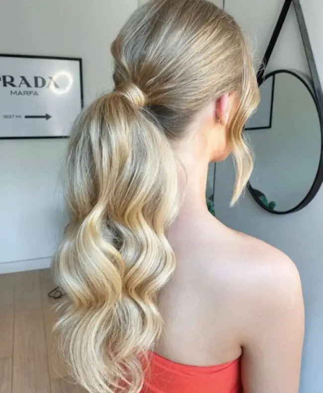Loose Wavy Ponytail Look