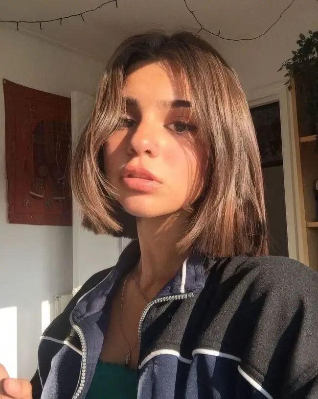 Chic Chocolate Bob with Sun-Kissed Highlights