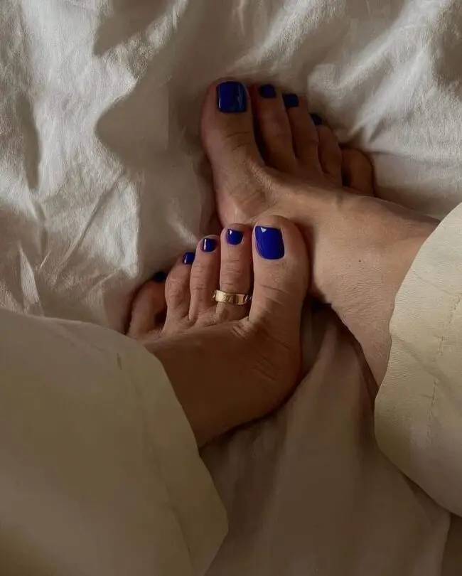 Bold Blue Nail Glamour