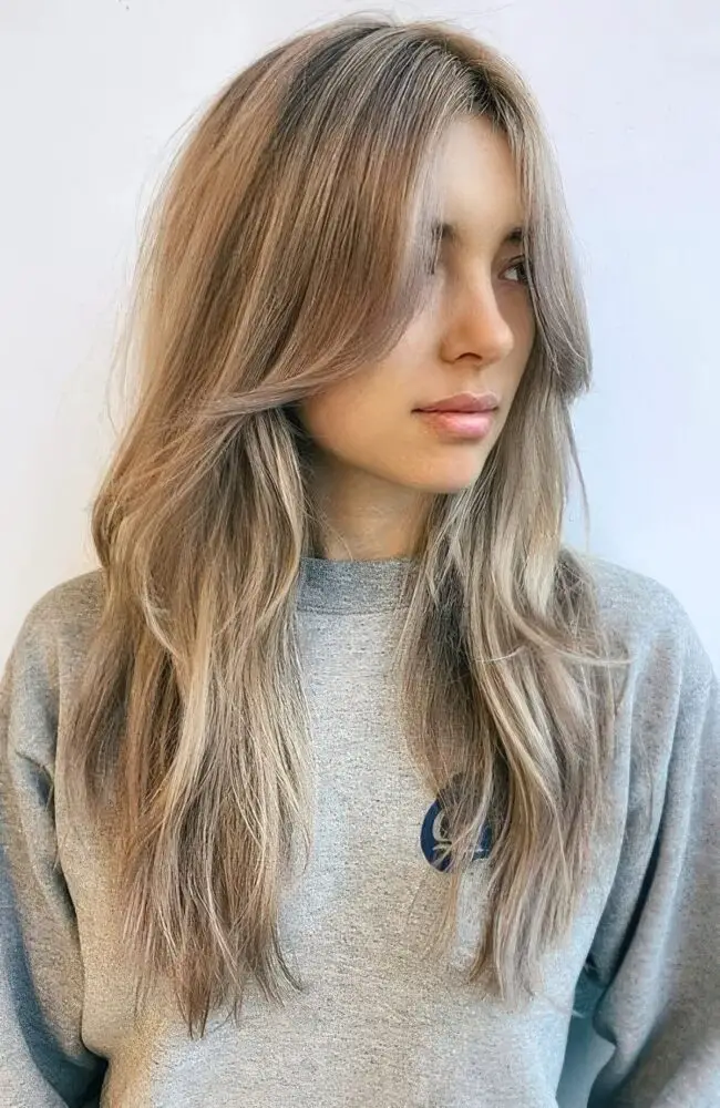 Warm Blonde Layered Waves for Effortless Chic