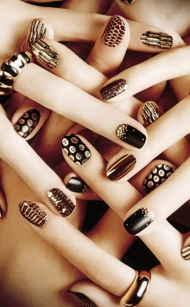 Chic Black Gold Nails