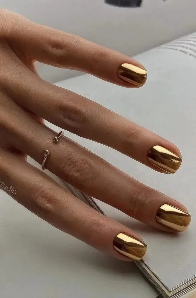 Glamorous Golden Nail Glow