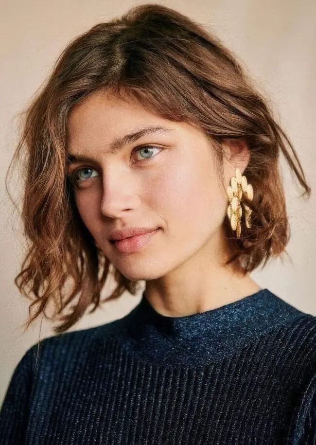 Soft Waves with Warm Tones and Highlights