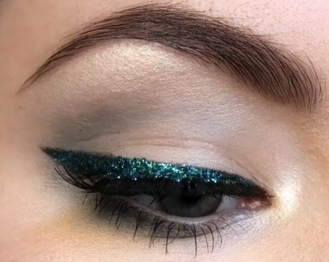 Glittery Blue-Green Eyeliner for