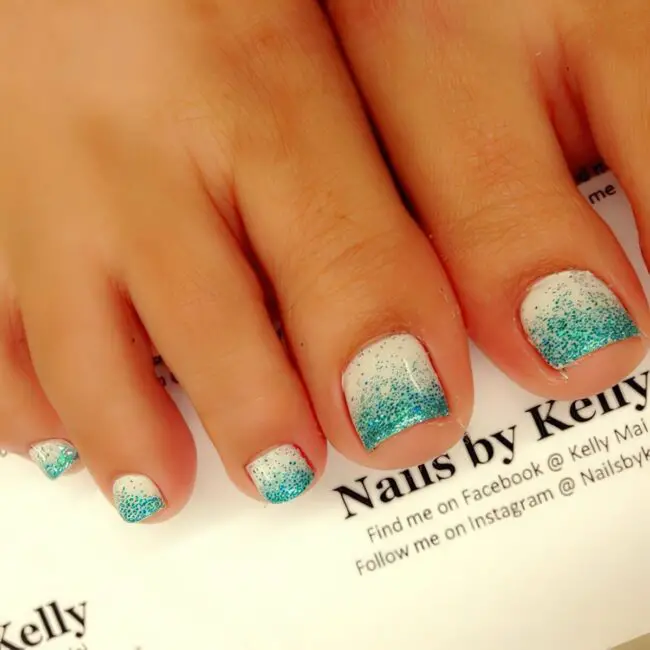 What are Ideal Colors and Themes for Summer Toe Nails?