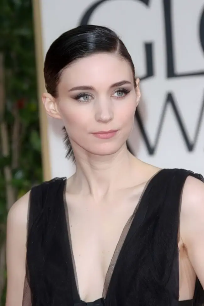 Dramatic Cat-Eye with Soft Nude Lips