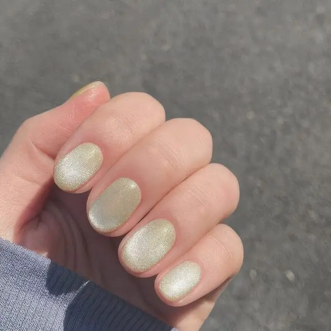 Radiant Gold Nail Glow
